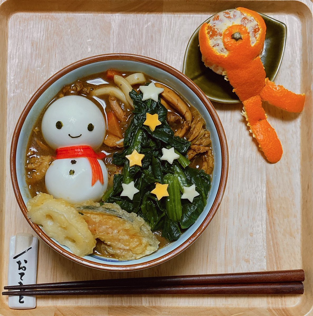 なー 今日のおうちごはん カレーうどん 雪だるまはゆで卵 みかん 12月4日 今日は何の日 金曜日はカレーの日 みかんアート デコごはん