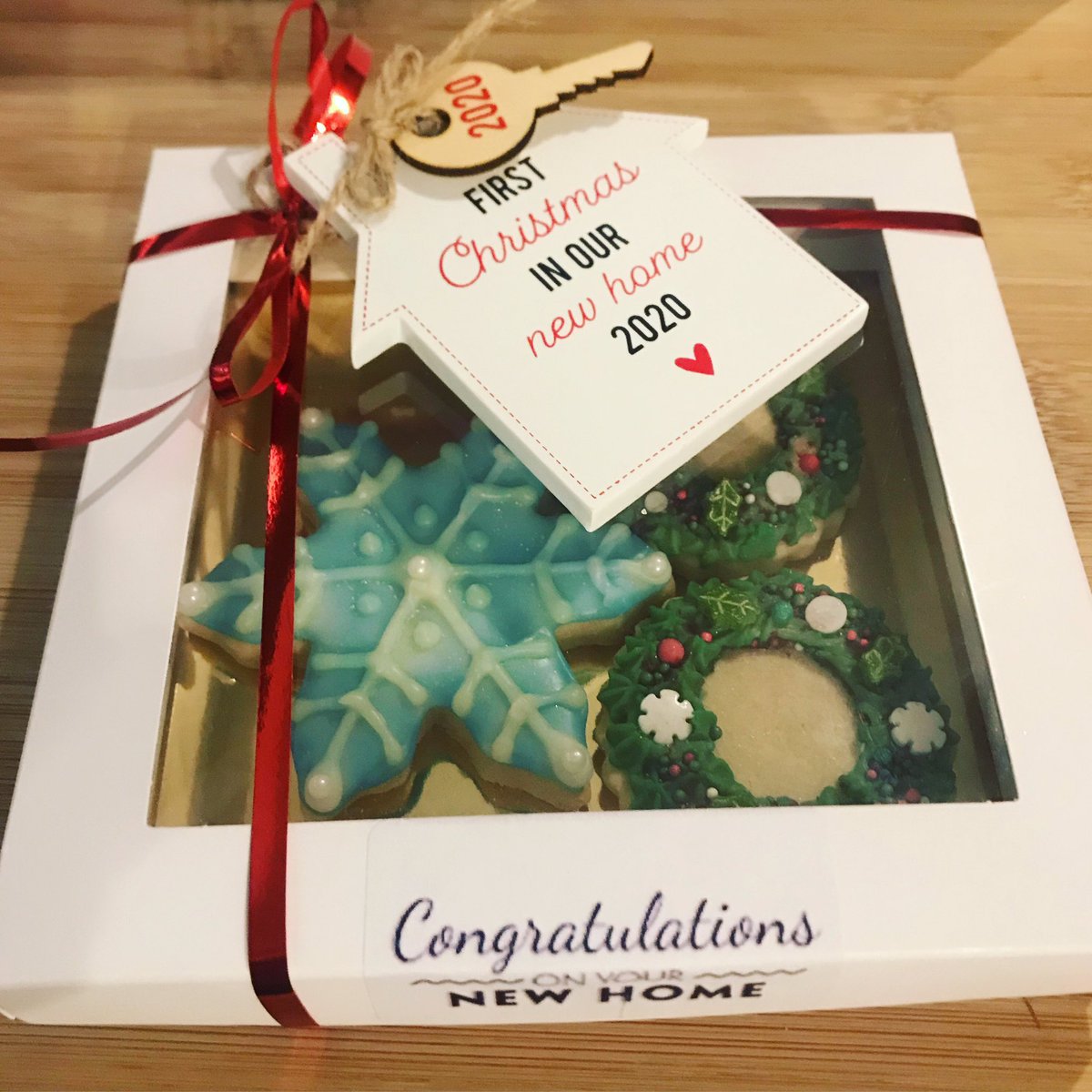 Cute lil pressie for my pals @Bergamasque 💝 happy new home! 🏡❄️🎄

💖 Cake Jeanie by Sophie 💖

#newhome #congrats #biscuits #cookies #christmascookies #icedbiscuits #shortbread #vegan #glutenfree #baking #cakejeanie