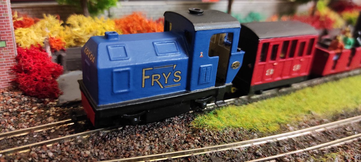 Alex_4239's tweet photo. Fry's Sentinel in OO9/009 Narrow Gauge is now complete. This is a 3D printed bodyshell mounted on a Kato 11-109 Chassis.

#modelrailway #trainset #narrowgauge #OO9 #kato https://t.co/1WNGkBhdlt