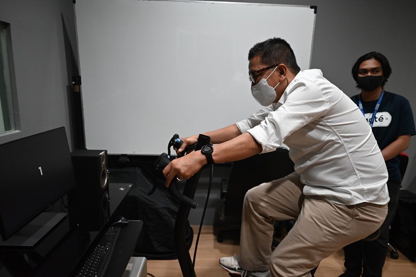 <a href="/helmyyahya/">helmyyahya</a> ketika berkunjung ke kantor Agate di @summareconbandung ! Keren sekali industri kreatif Indonesia! Melihat game2 dan animasi karya anak bangsa! #agate #animasi #games