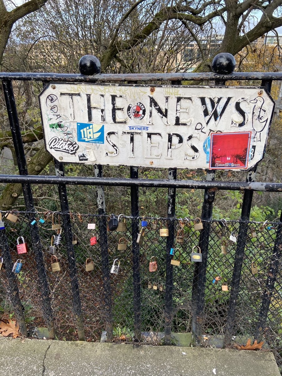 Edinburgh /5 .... THE NEWS STEPS .... a secret short-cut taking steps from the Royal Mile to Waverley Station. Lots of padlocks. We donโt want anyone to find our secret paths ๐. You get beautiful ๐คฉ views of Edinburgh walking down these steps ๐ท https://t.co/ql3egDHjol