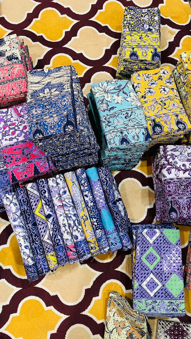 patatimonogori's tweet photo. Terengganu is well known with its handcrafted batik. This coloured and patterned cloth is now becoming popular in Malaysia and the best Malaysian batiks come from the east coast of Peninsular Malaysia. https://t.co/AjoCBIY7gD