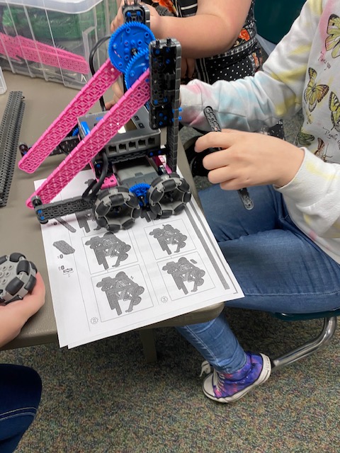 CdaleClovers's tweet photo. In order to participate in this year's VEX-IQ Rise Above Challenge, the CMS Cloverbots are working hard to build some new robots that will meet the challenge! @VEXRobotics @TP4YRobots @REC_Foundation #GirlPowered #Robots #STEM https://t.co/gSQ0tSRBrz