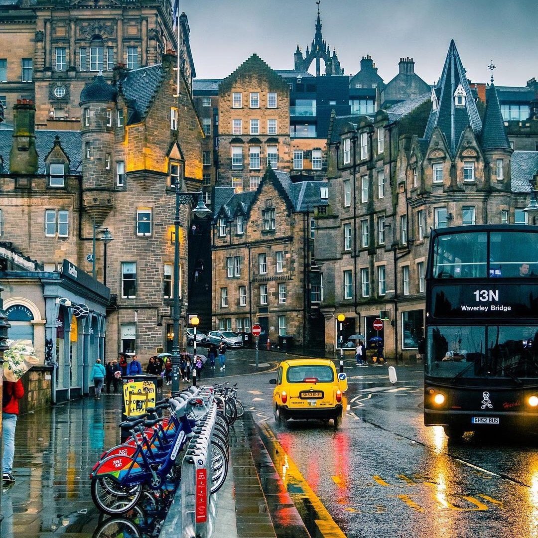 Edinburgh /7. Whatever the weather, itโs always great in Edinburgh ๐. It shines bright in the rain ๐ https://t.co/xJHwJNbGzt
