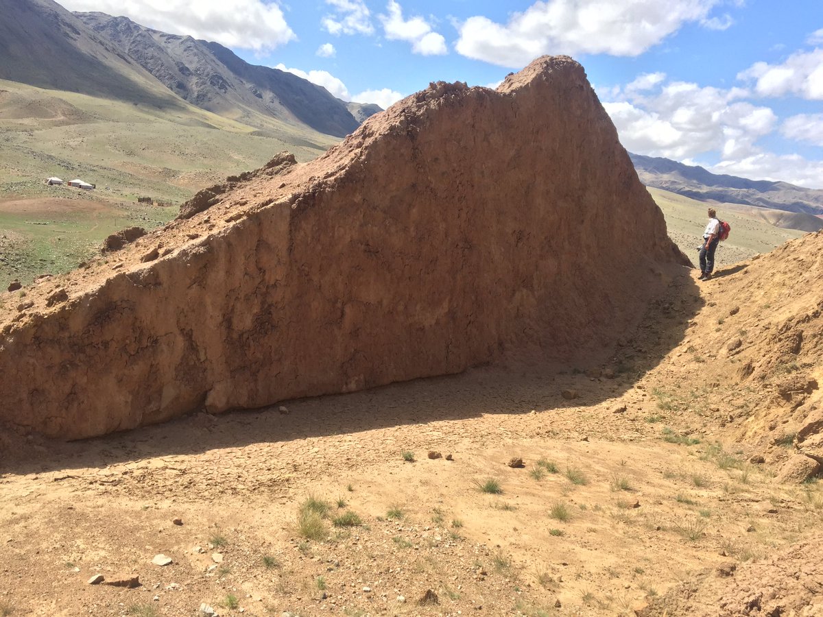 1/ Today marks the 63rd anniversary of the Gobi Altai earthquake in southern Mongolia. The earthquake created beautiful, fascinating ruptures that are preserved until today. I was lucky enough to spend the past four years unravelling the tectonic history of the area for my PhD.