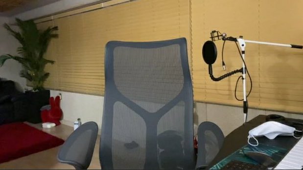 kihyunbread's tweet image. you know it’s not a monsta x vlive if they don’t leave monbebes alone