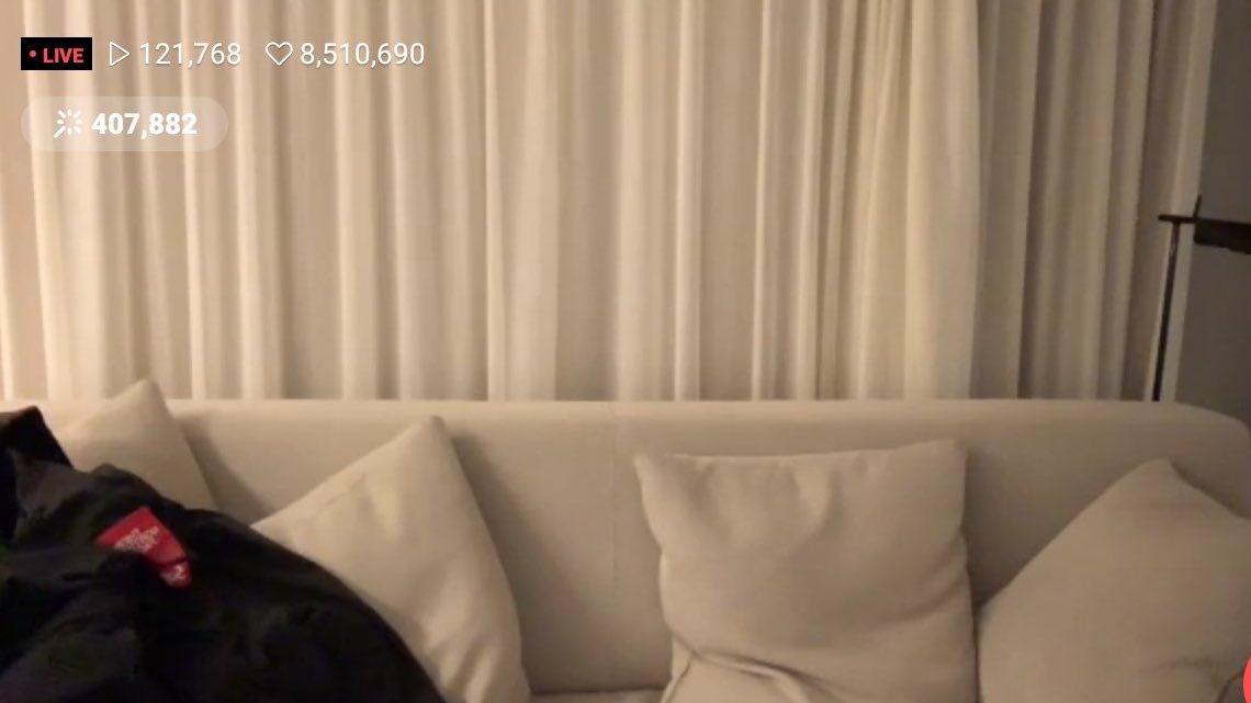 kihyunbread's tweet image. you know it’s not a monsta x vlive if they don’t leave monbebes alone