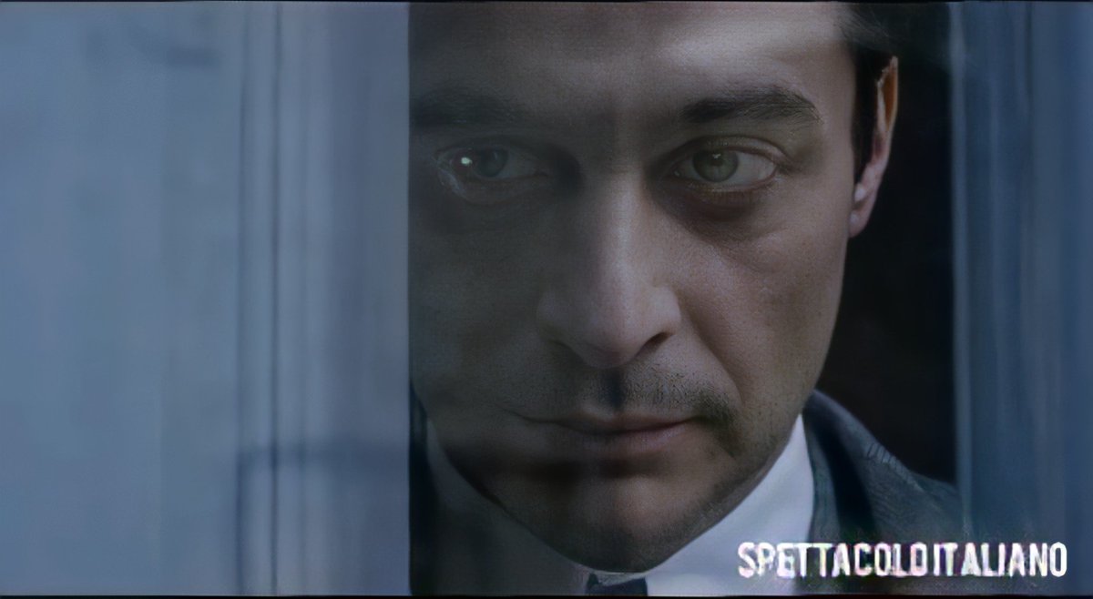 Ilcommissariori's tweet photo. #ilcommissarioricciardi #primipiani
Dalla finestra ad osservare la sua #enricacolombo! @LinoGuanciale #linoguanciale #grandiattori #serietv #rai1 #aspettandoilcommissarioricciardi https://t.co/ITWgsNnhid