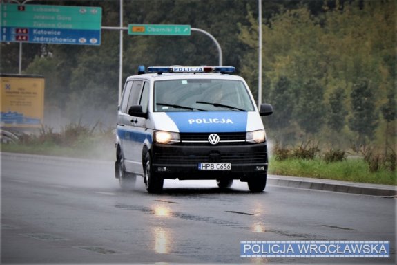 radiowóz policyjny podczas przejazdu jedną z ulic 