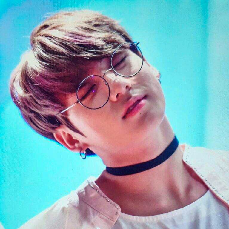  #JUNGKOOK wearing choker : thread
