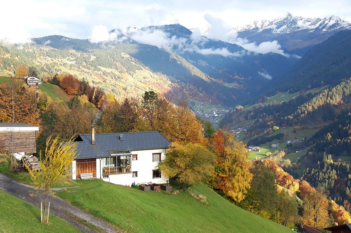 SB_Montafon's tweet photo. Die Ferienwohnung Schwärzler liegt am Bartholomäberg absolut ruhig in wunderbarer Allein- und Aussichtslage #Ferienwohnung #Bartholomäberg #Montafon #MeinMontafon #Vorarlberg #UrlaubindenBergen #Sonnenbalkon #Österreich https://t.co/yo2TmFiRdr https://t.co/F4wn4uCU8j