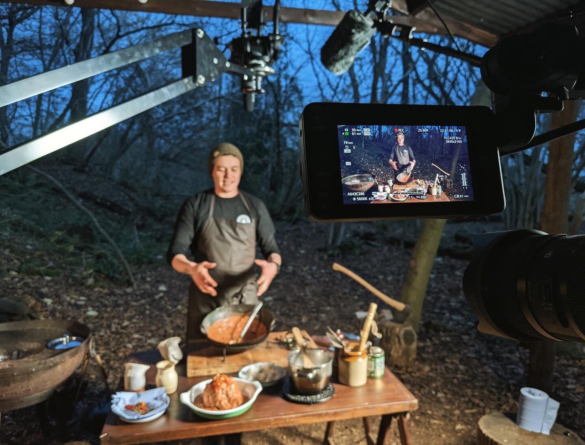 tiltedhue's tweet image. #cooking up something #tasy with @thesaltboxuk 🔥

#BehindtheScenes #BTS #videoproduction #feastoverfire