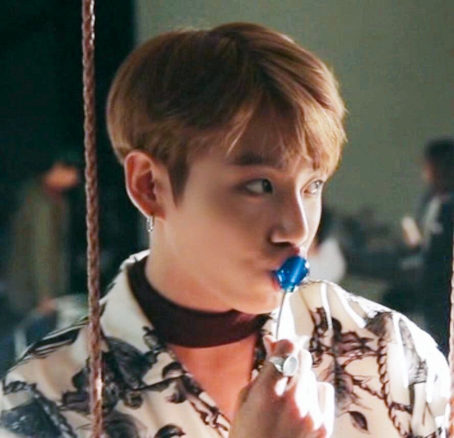  #JUNGKOOK wearing choker : thread