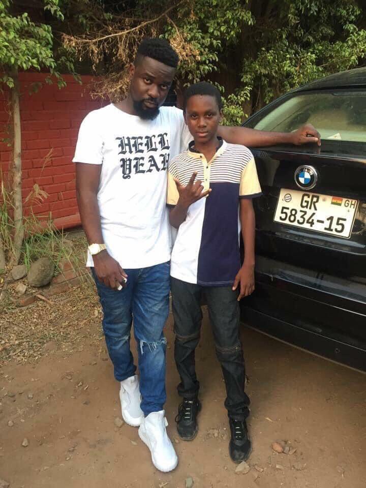 BaseAfricaTV_Gh's tweet photo. Larruso once met Sarkodie as a fan. they’re now working together as fellow musicians. Never give up https://t.co/DXjkv8UBFF