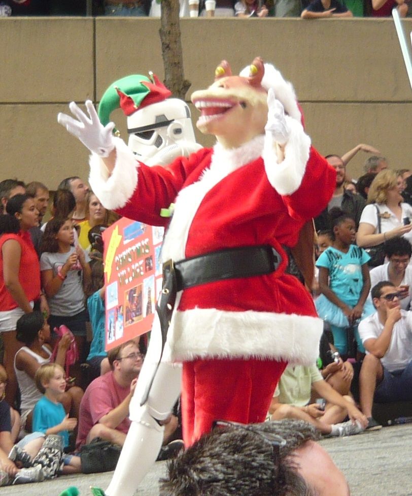 RealDarthJarJar's tweet photo. #Christmas besa early for these lucky humans! Theysa get ta bask in da glow of #Santa #JarJarBinks! https://t.co/FAr7rnbywU
