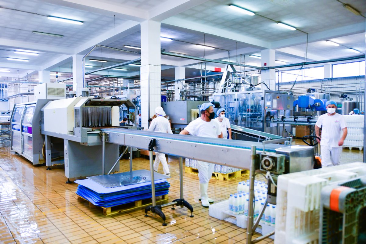 EduardShalsi's tweet photo. ✅ Industria e përpunimit të qumështit 🐄👨‍🌾🥛

👉 E nisur si një biznes familjar në vitin 1️⃣9️⃣9️⃣2️⃣ nga çifti i bashkëshortëve të palodhur 🅰️ntoneta dhe 🅰️rbeni të ndihmuar më vonë edhe nga djemtë e tyre.  Kompania ka arritur një pozicion shumë të rëndësishëm në treg.

#Lufra https://t.co/CKGoVWbM4Z