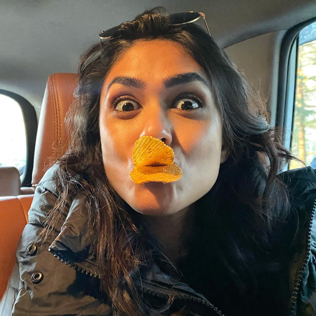 BollywoodH's tweet image. #MrunalThakur Ditches Her #Diet As She #Devours Some #Chips 

bit.ly/2JRzYPW
