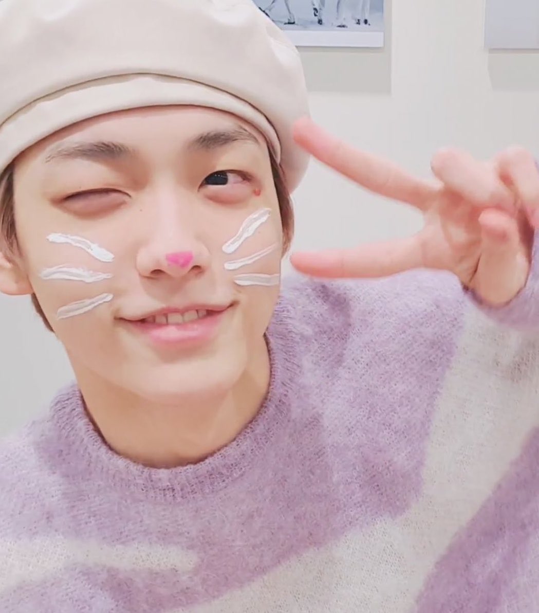 SoobinAlmond's tweet image. recently I started painting and I made this little gift for our Soobunny🐰🐇 it&apos;s lacking but I was happy preparing it 😅

Happy Birthday Soobinie, we love you so much! 😭🎂🎈🎁🎉

#포근한_눈송이_수빈이의_탄생일
#OurHomeSoobinDay
#OurWinterAngelSoobin

@TXT_members @TXT_bighit