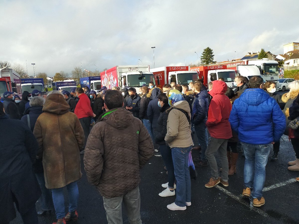 totemMege's tweet photo. Les restaurateurs et leurs fournisseurs ont fait du bruit à Aurillac à l'appel de l'umih. .Après un rassemblement au Prisme..direction la CCI  en convoi.. https://t.co/kyeG40IlgT