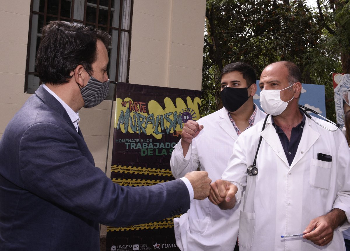 TadeoGZ's tweet photo. El Encuentro de Muralismo 2020 fue un homenaje a los trabajadores de la salud. Hoy, junto a la ministra @AnaMariaNadal2, descubrimos una obra en el Hospital Lencinas y entregamos otras a los hospitales Notti, Central y Lagomaggiore en el cierre de la 12ª edición #ArteGC #SaludGC https://t.co/Q7sJcE5C0e