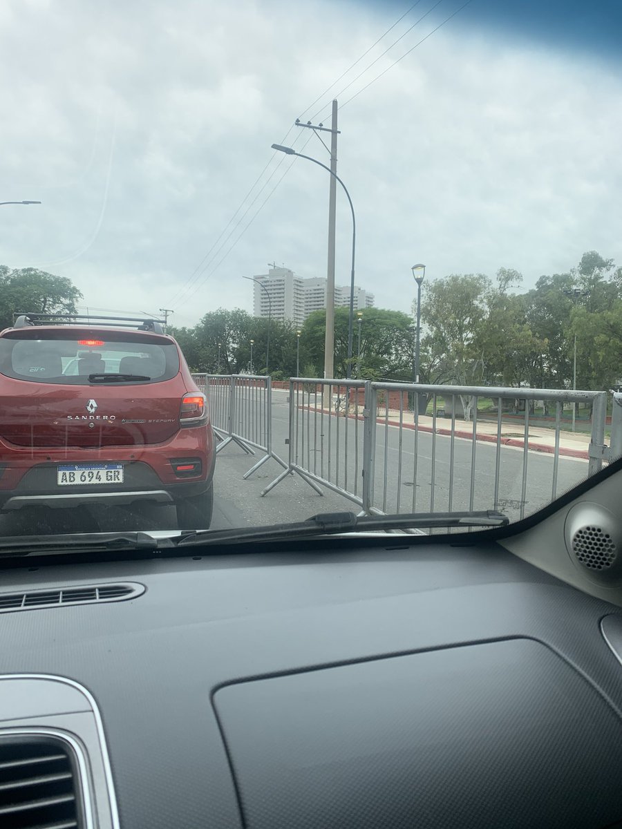 cmira13's tweet photo. @MuniCba alguien me explica para Q mierda sirven estas vallas porque hace 1 hora intento llegar a mi casa y no puedo. DEJEN DE HACER MIERDAS EN COSTANERA Y CORTAR LA CIRCULACIÓN DE AUTOS https://t.co/LCxJxt73rl