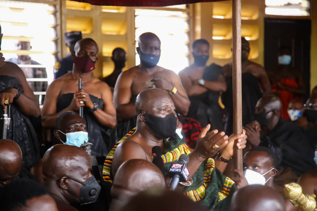 UNDPGhana's tweet photo. It is a pleasure to have the Ashantehene joining our #BallotswithoutBullets campaign to advocate for #peace ahead of #Election2020GH. Indeed, peace is key for the achievement of the #SDGs. Let's uphold & maintain it.
#PeaceBeginsWithYou
@Smallarmsgh @Germandiplo @GermanAmbGhana https://t.co/vNHpvNnw4l