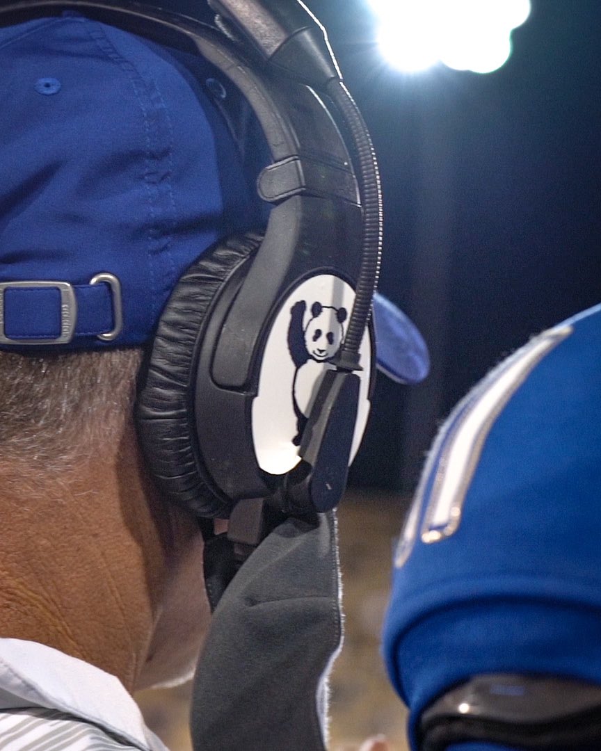 A lot of people have been asking us why  @CoachPMonty has a panda on his headset this season. So here is the reason  (Thread)