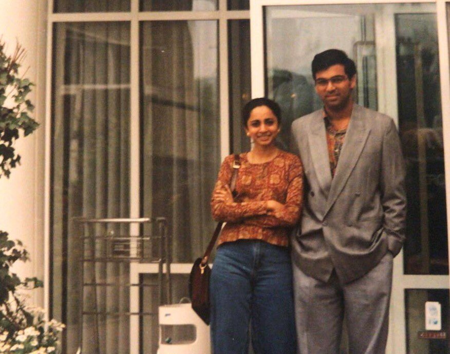 Viswanathan Anand on X: 24 years ago, our honeymoon was at a tournament.  Now, after all these years, I think the time is right for Aruna to actually  learn Chess. Watch me