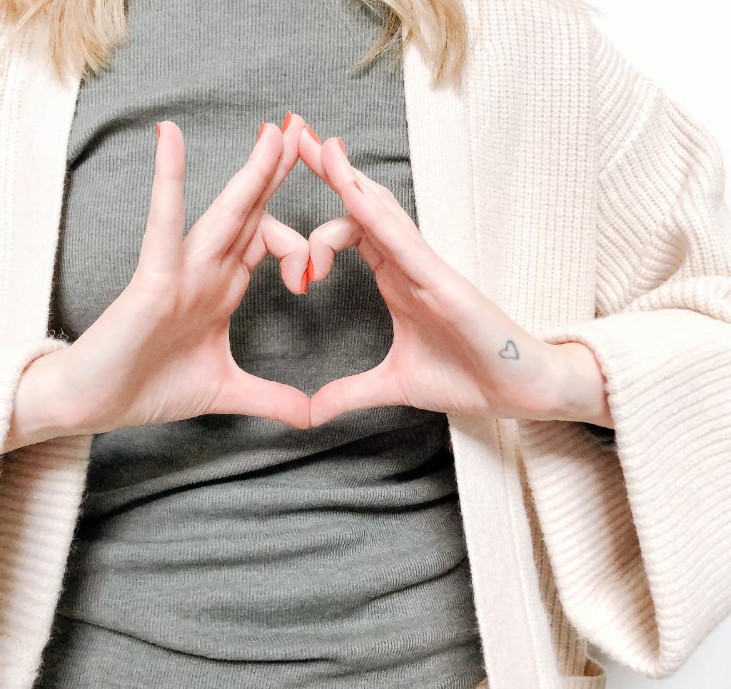 RMHGlobal's tweet image. There&apos;s still time to show that you&apos;re #HereForRMHC! Now through December 31, @mcdonaldscorp will give $100 in your name as part of their $100 million commitment when you post the RMHC heart and use #HereForRMHC. 🏡💙