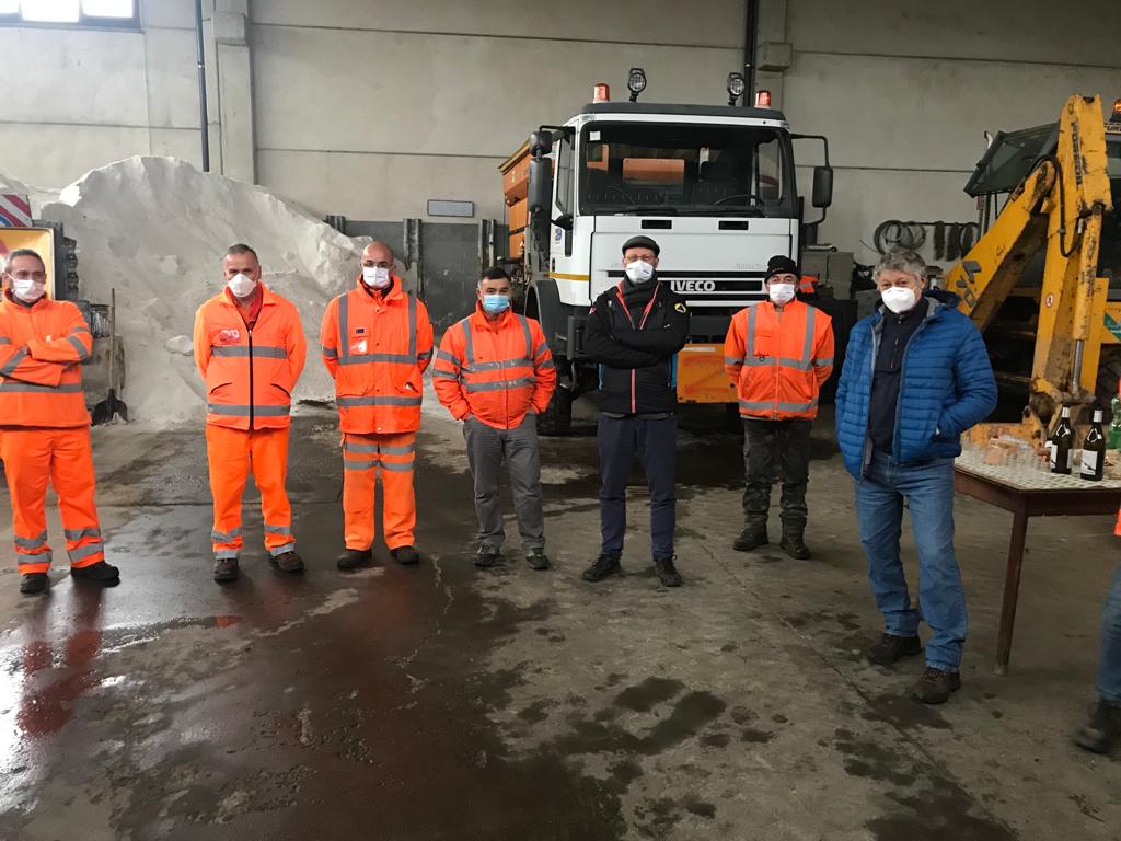 CittaMetroTO's tweet photo. #StradeCittaMetroTo #viabilita #SantaBarbara
Il vicesindaco metropolitano @MarcoMaroccoM5S ha raggiunto il circolo territoriale di #SanGillio per celebrare con un gruppo di #cantonieri e #tecnici la #patrona https://t.co/LYoEshxciI