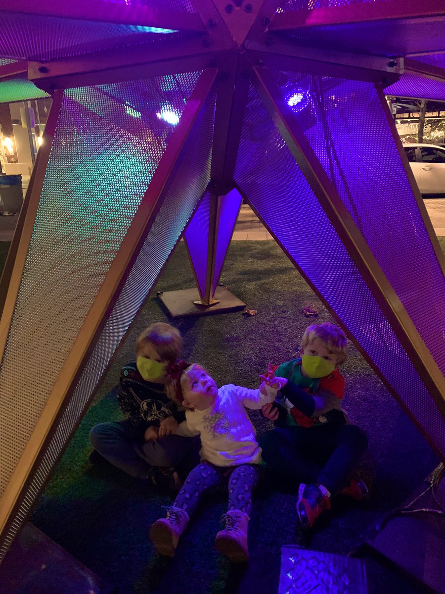 jhodgso1's tweet photo. We are always trying to come up with fun ways to get the kids outdoors safely. The #lightyards installation at @TheYardsDC did not disappoint! ✨ https://t.co/y9vnFKSQdM