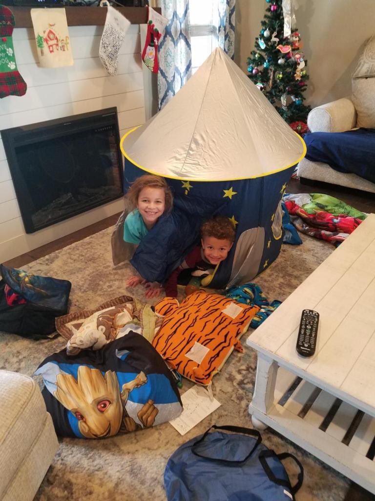 BG_preschool's tweet image. Congratulations to this young man! This preschooler won the rocket tent in our epic! reading challenge drawing! He logged 59 books with 5.7 hours of literacy experiences! Way to go! @WarrenCoSchools @RichPondElement #wcpsreads #wcpsprekvirtualacademy