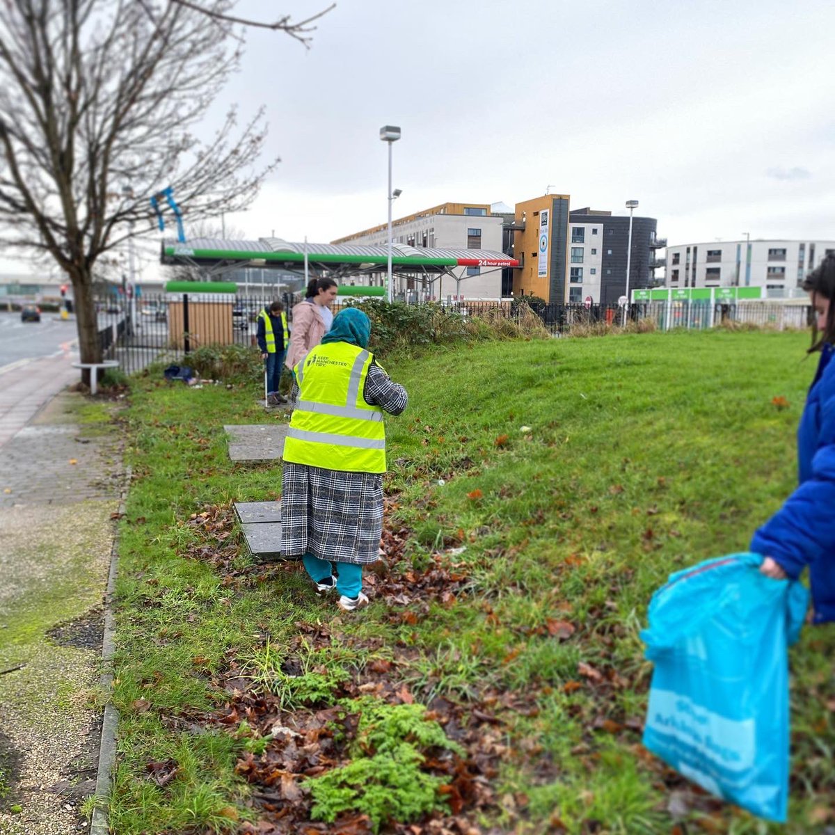 tecmcr's tweet photo. Our amazing #techequitymcr learners doing their bit to help contribute to a cleaner Manchester ♻️ 24+ bags of litter collected! Don’t be a #litterbug 🚯 thanks @moss_side_eco for providing us with the gear ♻️ #techequitymcr #doingdigitaldifferently  #fasttrackfund #gmcadigital https://t.co/8G6GD5Ud9N