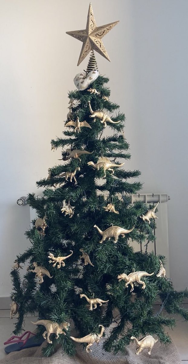 MarianoVidal7's tweet photo. Estoy muy orgulloso de mi árbol de navidad así que vengo a compartirlo acá con ustedes🎄🦖🦕 https://t.co/JK1XBiRZHo