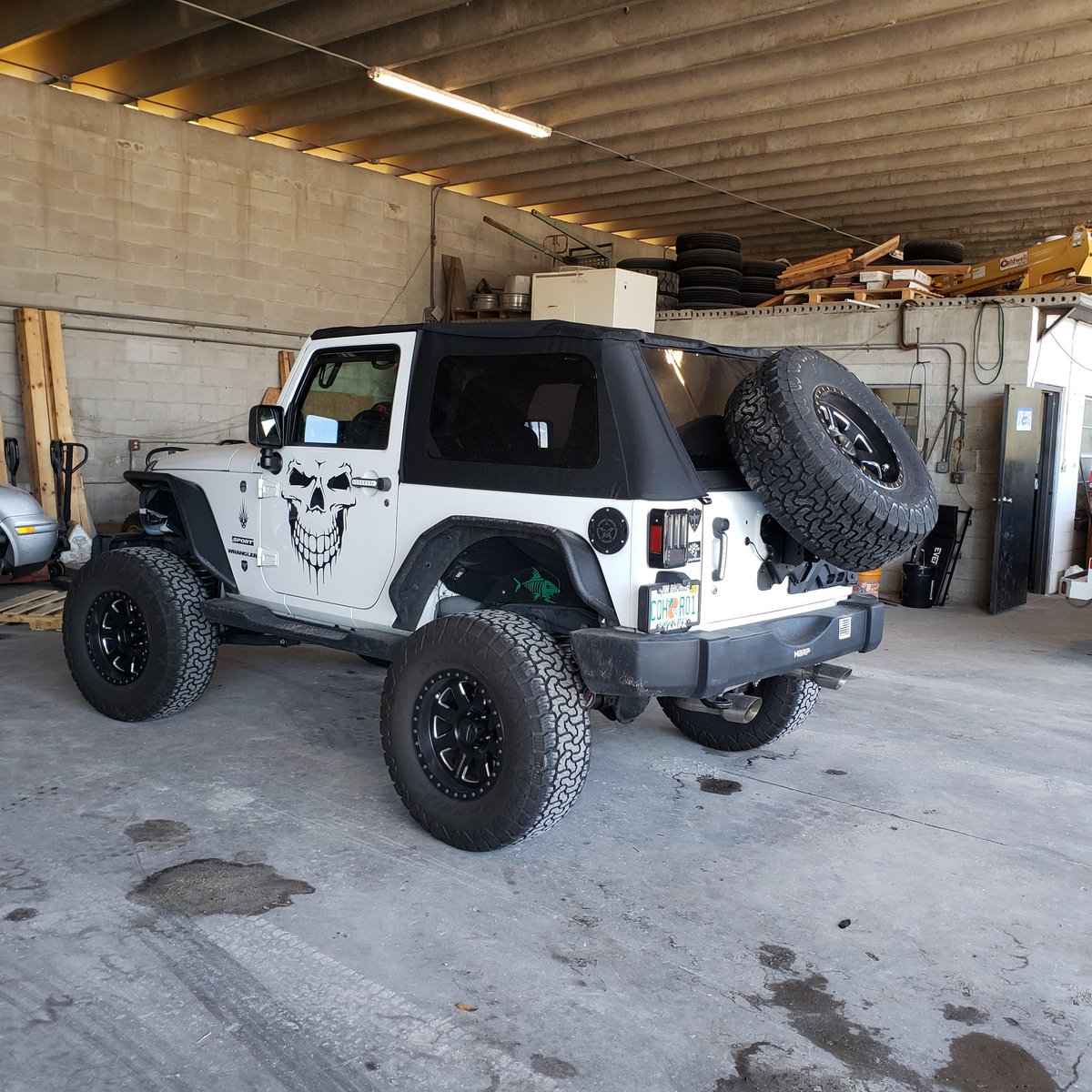 GidanoM's tweet photo. Had to do some modifications to Slant mount.though it was supposed to be just bolt together..nope..anywho got my Smittybilt Slanted Tire Mount and HD Tire carrier on and it looks Great π₯π#JeepWrangler #jeeple #jeepxmas #JeepJk #4wheeling #dirttrail #innerfenders #Smittybilt https://t.co/jK3Yg9UxUc