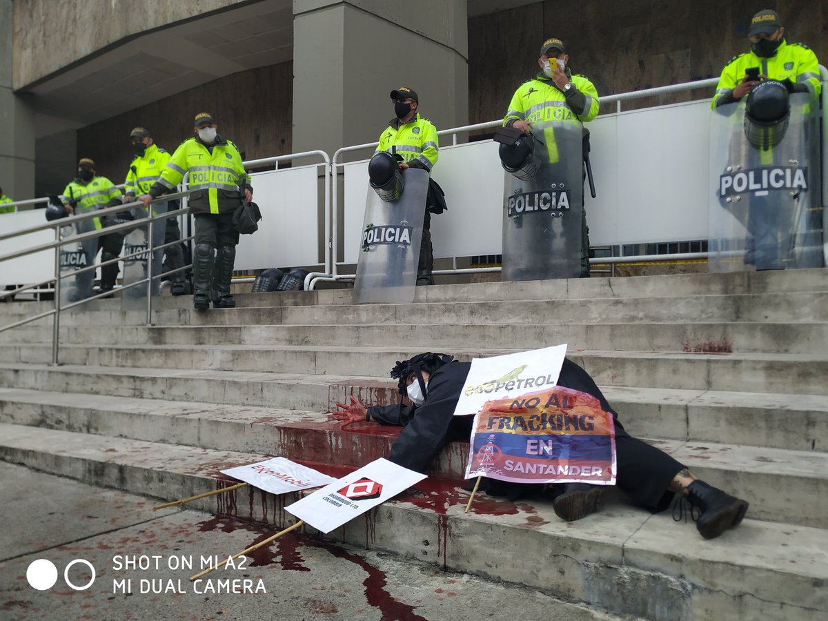 omsampayo's tweet photo. En la Acción Global Contra el Fracking, en Bogotá, le decimos al gobierno de @IvanDuque #NoALosPilostosDeaFracking en Colombia y el Magdalena Medio.

#ElFrackingVaACaer 
#ShaleMustFall 
#GasElFracking https://t.co/83cqO1c58N