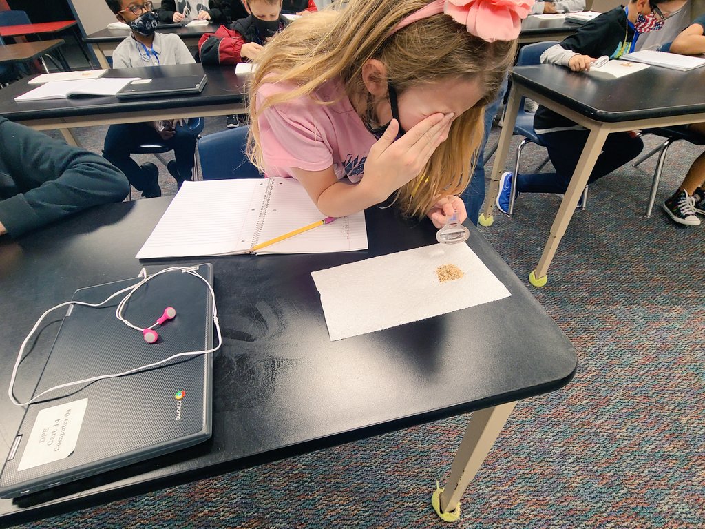 DallasParkElem1's tweet image. Watching 👀 Mrs. Millen&apos;s 4th grade scientists observe properties of soil. 

Great hands on learning!
#CISDScienceRocks