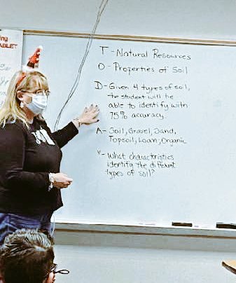 DallasParkElem1's tweet image. Watching 👀 Mrs. Millen&apos;s 4th grade scientists observe properties of soil. 

Great hands on learning!
#CISDScienceRocks