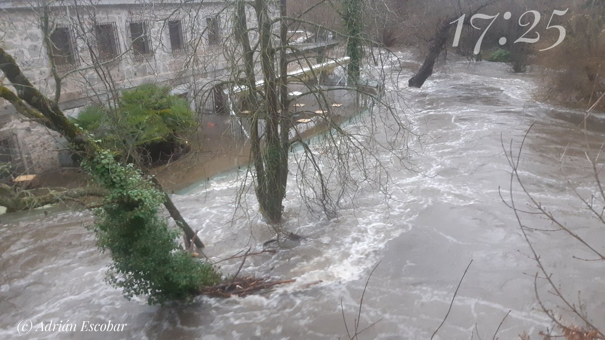 Evolución de la crecida del río Eresma en #Segovia que una vez más. ha terminado por inundar la Casa de la moneda