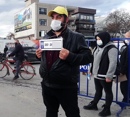 HES kodunu plaka yapt�r�p boynuna ast�.