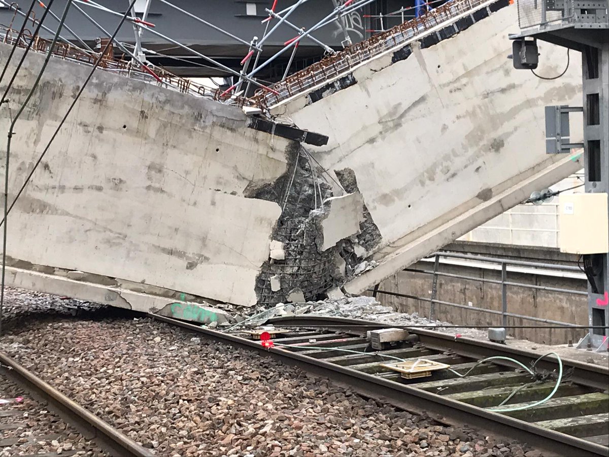 Nabil_Elhani's tweet photo. On passe à la partie ferroviaire après avoir travaillé 24h/24 pendant plus d'une semaine pour retirer la poutre tombée sur les voies sur #ATM
Encore quelques efforts et on pourra rendre à la circulation en sécurité https://t.co/XYPV3k6QyS