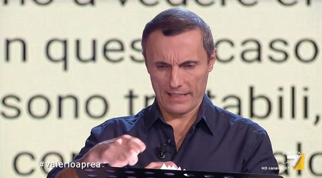 welikeduel's tweet photo. Valerio Aprea legge il bugiardino del granulato effervescente contro il bruciore di stomaco

#propagandalive https://t.co/xUvix5bWOs