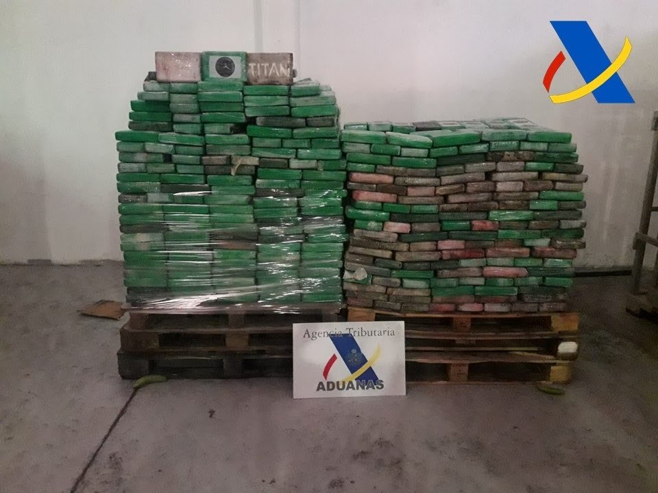 APAYFADUANAS's tweet photo. Gran golpe al narcotráfico 💪! 
Intervenidos 1.600 kilos de cocaína en Algeciras. 
Colaboración policial Internacional ha permitido al Servicio de Vigilancia Aduanera @aduanassva descubrir la droga tras intercambiar información con @NCA_UK National Crime Agency de Reino Unido. https://t.co/UJiL8EEKOt