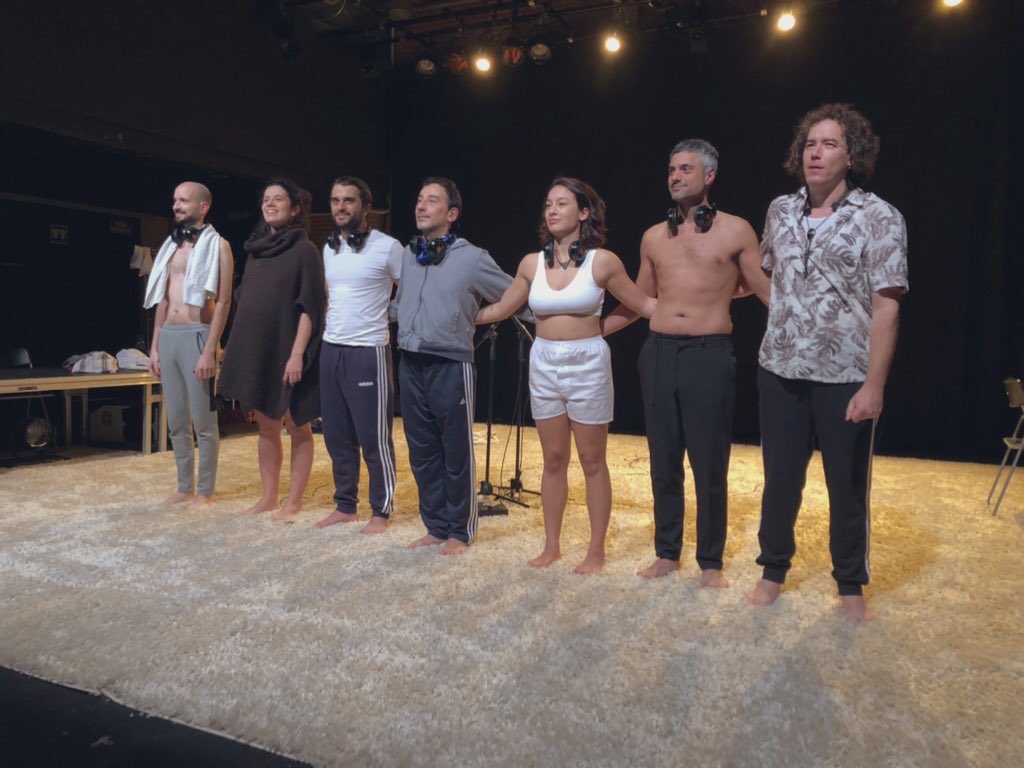 Un repàs de les últimes dècades de Xile: Pinochet, les desaparicions, governs neoliberals, estallido social, la sequera provocada pel consum d'alvocats... El teatre "raru" que reivindica el dret a viure en pau i les lluites compartides. Bravo <a href="/projecteingenu/">projecteingenu</a> 👏🏽 #larutadelapalta🥑