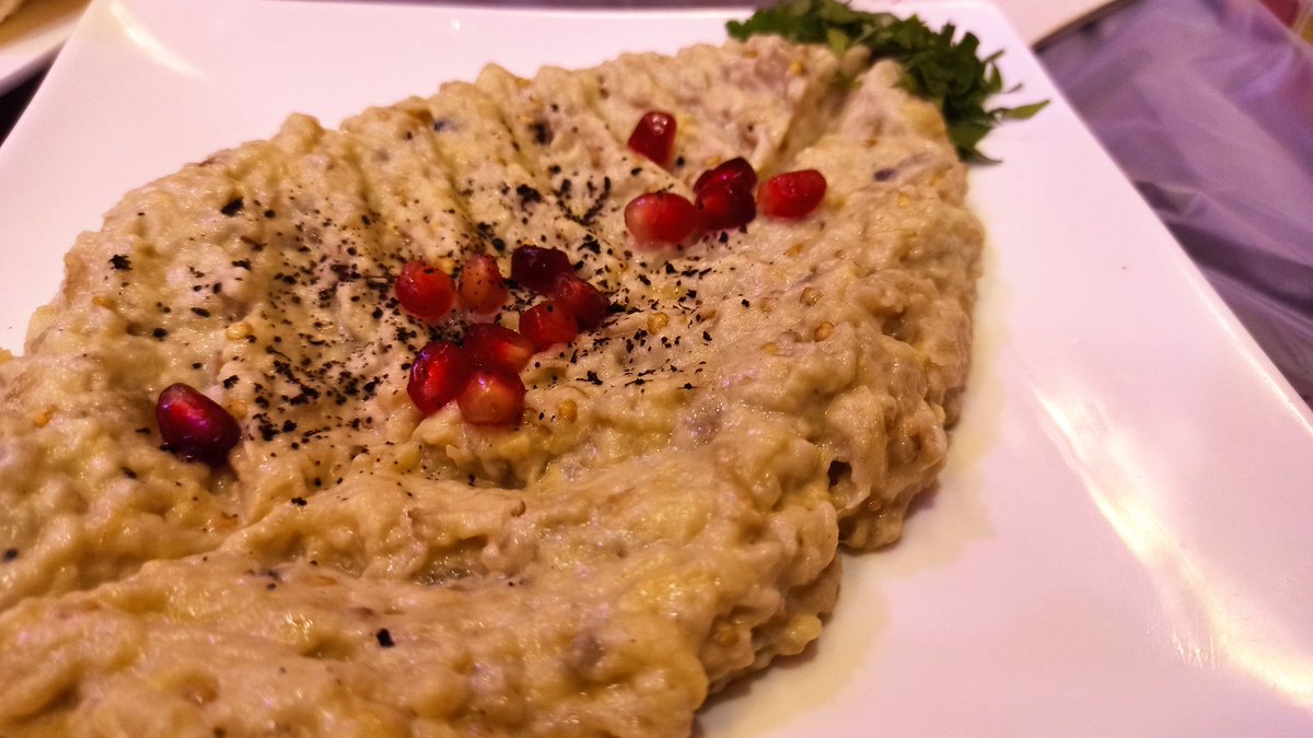 atikascuisine's tweet photo. Weekend dinner at my all time favourite restaurant!! 😍❤️ @AlWazzanResto
#weekendmood #alwazzan #jeddah #lebanesecuisine #mutabel #chickenshawarma #Friday #الوزان #جمعة #لبنان #جدة #ويكند #atikascuisine https://t.co/ItAuzI65kZ