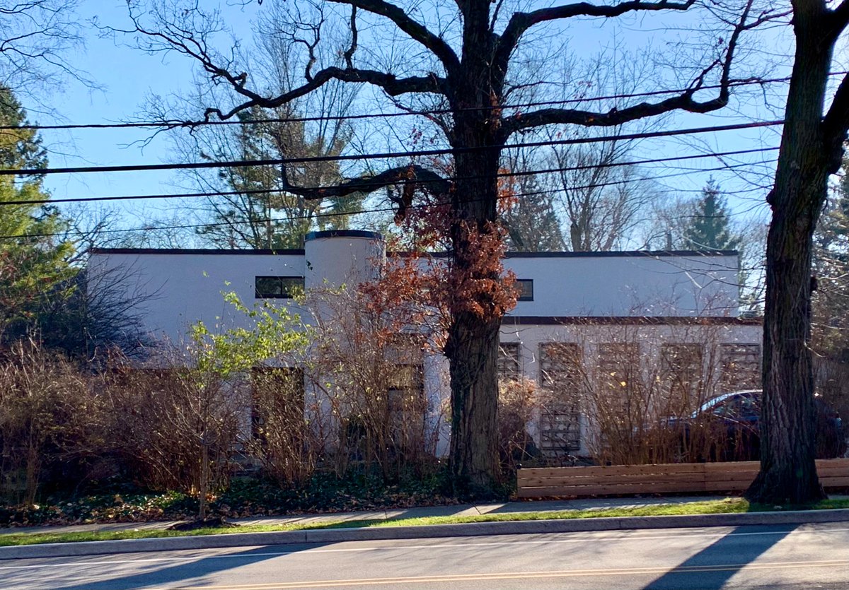 Another James Nagle & Larry Booth design further down Sheridan Rd, which was designed for radiologist Dr. Harold Schwartz in 1977. (My photo taken yesterday vs. old real estate listing. Looks like it got a fresh coat of HGTV white paint)