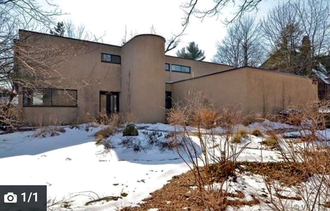 Another James Nagle & Larry Booth design further down Sheridan Rd, which was designed for radiologist Dr. Harold Schwartz in 1977. (My photo taken yesterday vs. old real estate listing. Looks like it got a fresh coat of HGTV white paint)