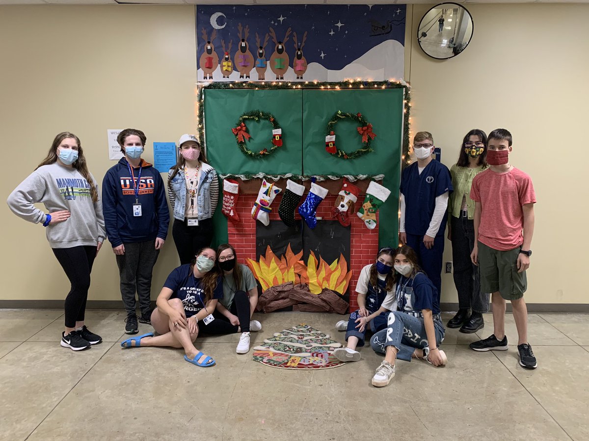 Guess who got 1st place?!????? WOOHOO! Thank you to all the kiddos who helped make this award winning door!!! EEK!! 🤗🎄🎶🦌🔥☃️🎅 @SamChampionHS @BoerneFineArts @BoerneISD @champion_stuco #chestnutsroastingonanopenfire