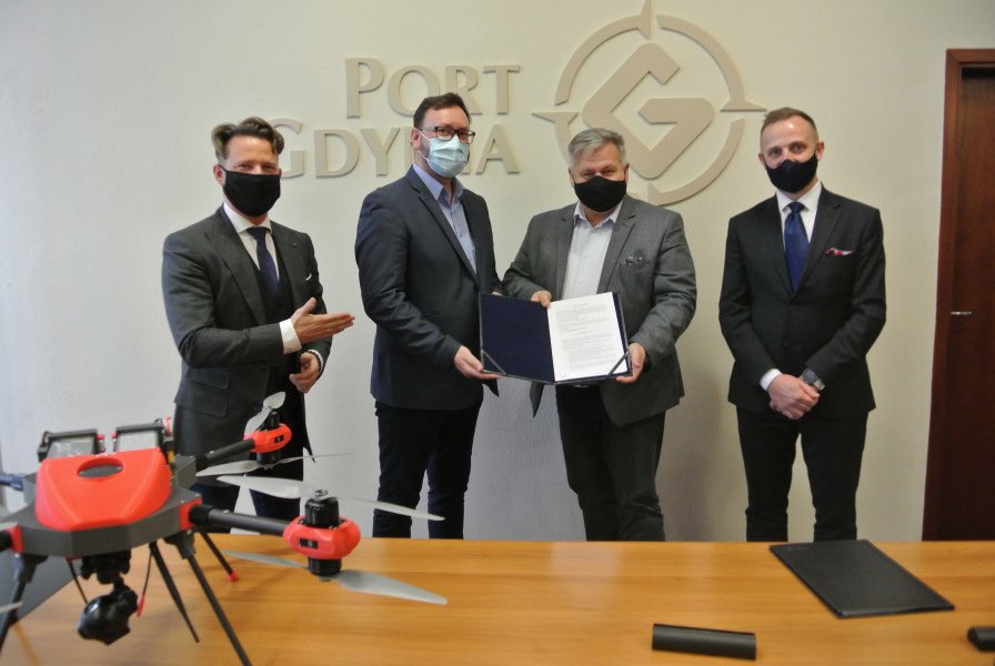 PortGdynia's tweet photo. Standard Bezpieczeństwa Dronowego w Porcie Gdynia ⤵️
🕹
#safetyfirst #uav #drones2020
https://t.co/ubJS1ShIxd https://t.co/WmMqIUXrgQ