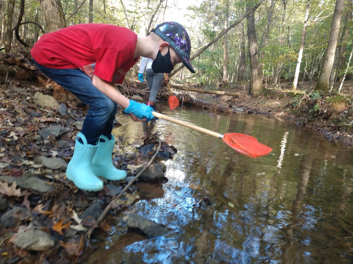 DukeSchool1's tweet photo. Dragon Spotlight: Dragons on and off campus are busy exploring their environments and getting their hands dirty while learning about the earth and ecosystems! #OnlyAtDS #dsprojectwork https://t.co/yhGR7aQ66n